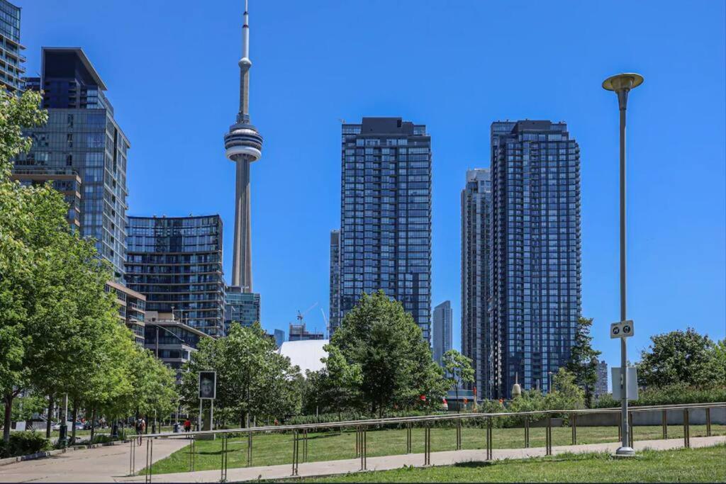 Stylish Condo Downtown Near Cn Tower - Free Parking Toronto Exterior photo