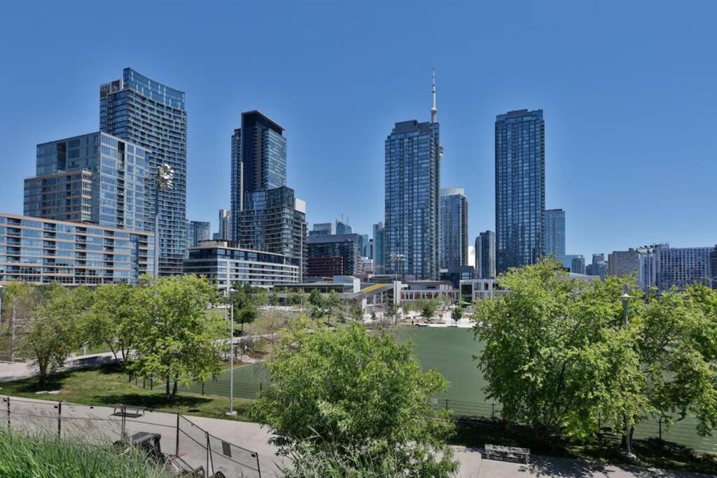 Stylish Condo Downtown Near Cn Tower - Free Parking Toronto Exterior photo